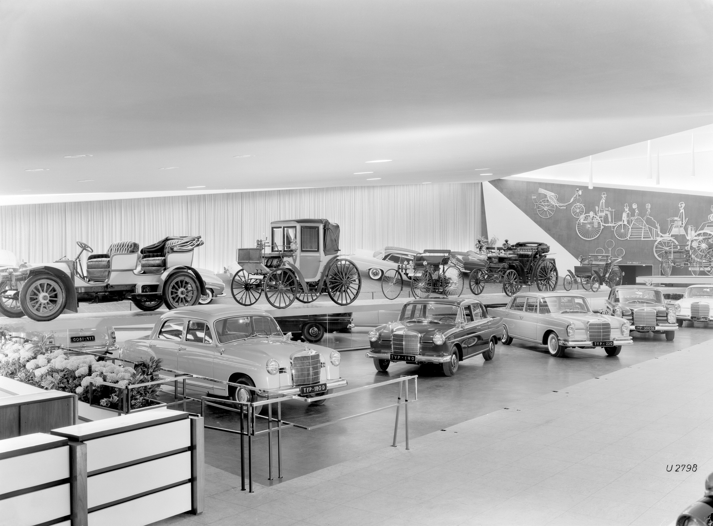 The Mercedes-Benz stand at the International Motor Show (IAA) in Frankfurt am Main, 21 September to 1 October 1961. Mercedes-Benz vehicles from front to back: 180 D (W 120), 190 (W 110, exhibition newcomer), 220 (W 111), 300 SE (W 112, exhibition newcomer) and 220 SE Coupé (W 111). (Photo signature in the Mercedes-Benz Classic archive: U2798)