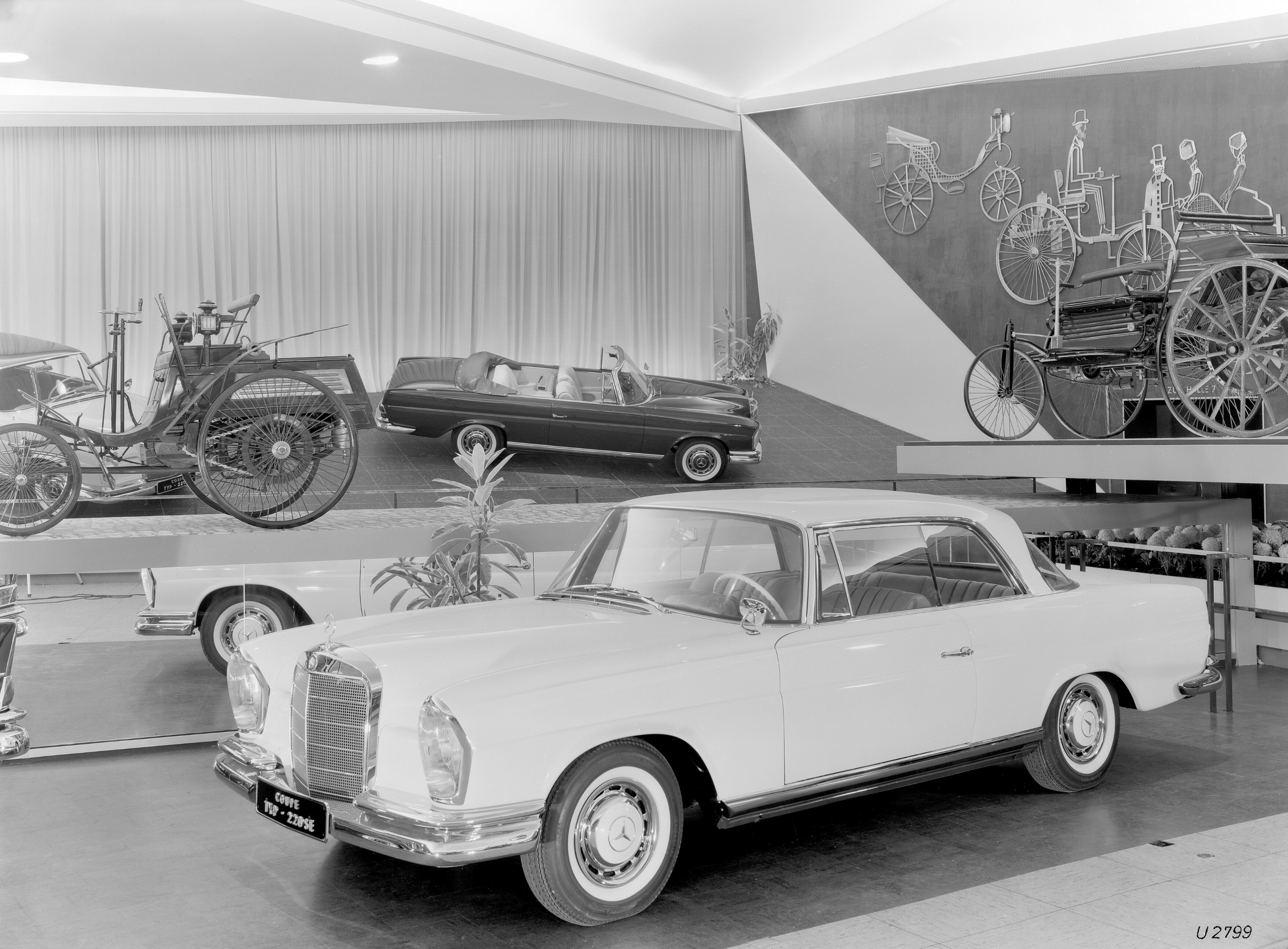 The Mercedes-Benz stand at the International Motor Show (IAA) in Frankfurt am Main, 21 September to 1 October 1961. A newcomer to the trade fair was the 220 SE Cabriolet (W 111), which can be seen in the background. In the foreground is the 220 SE Coupé (model series W 111), which made its debut at the Geneva Motor Show in March 1961. (Photo signature in the Mercedes-Benz Classic archive: U2799)