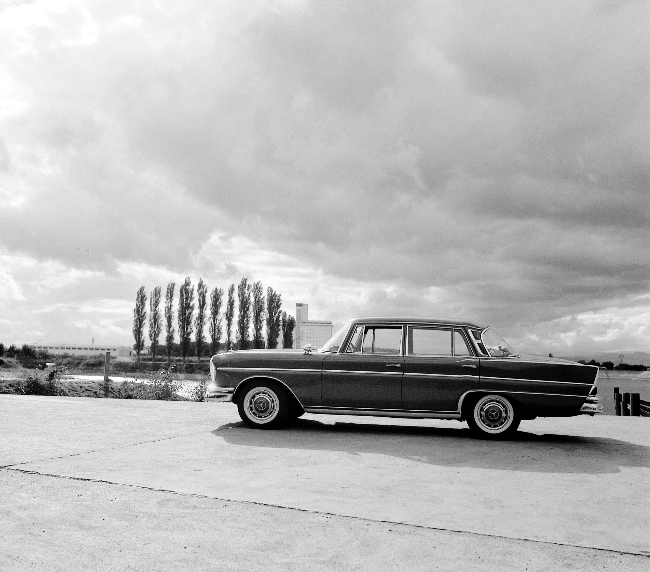 Mercedes-Benz 300 SE (W 112). This model was presented at the International Motor Show in Frankfurt am Main (IAA) from 21 September to 1 October 1961. (Photo signature in the Mercedes-Benz Classic archive: 61240-11)