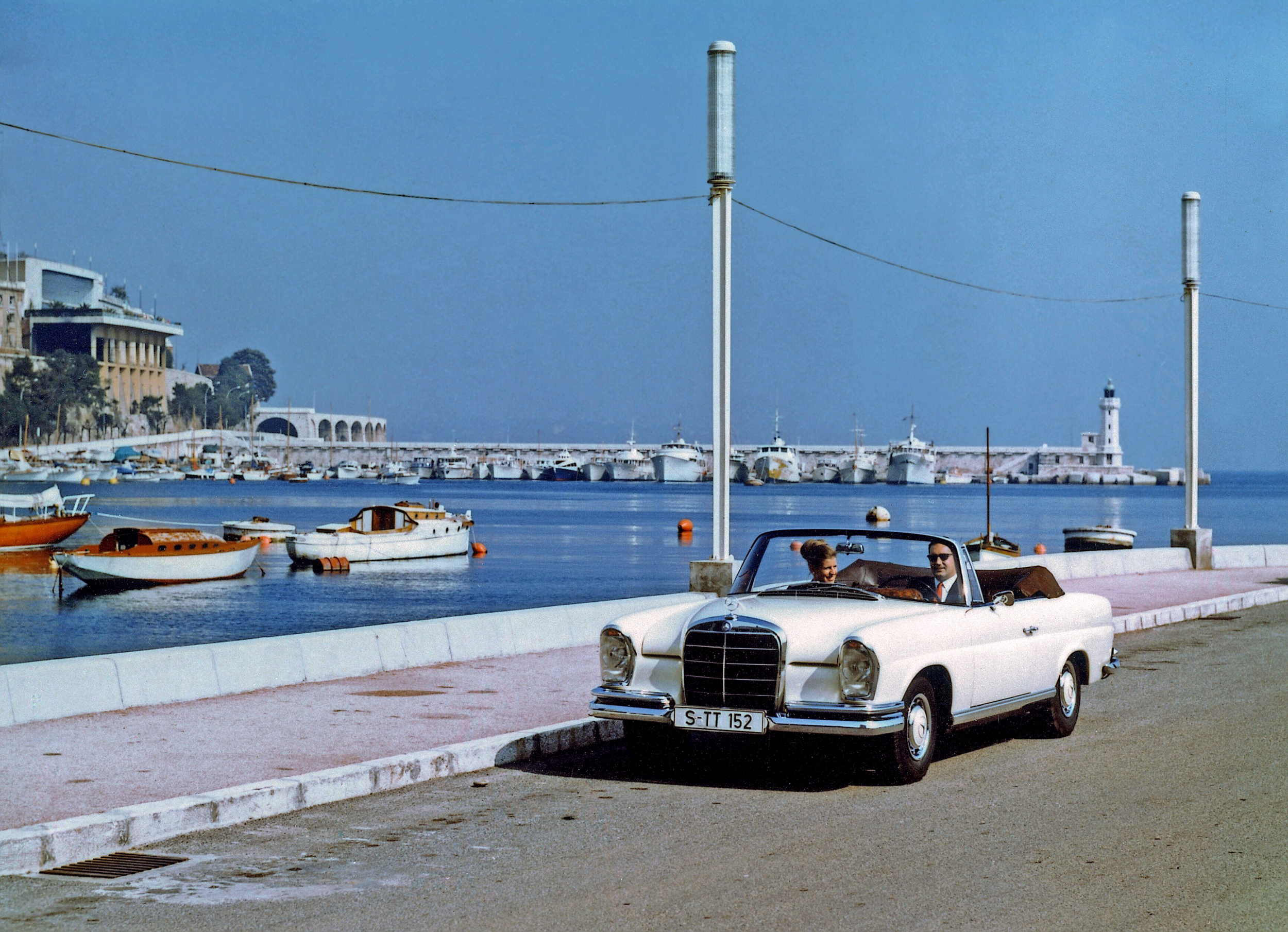 Mercedes-Benz 220 SE Cabriolet (W 111 model series). The cabriolet of the W 111/W 112 model series was built with a range of different engines from 1961 to 1971. (Photo signature in the Mercedes-Benz Classic archive: U40084)