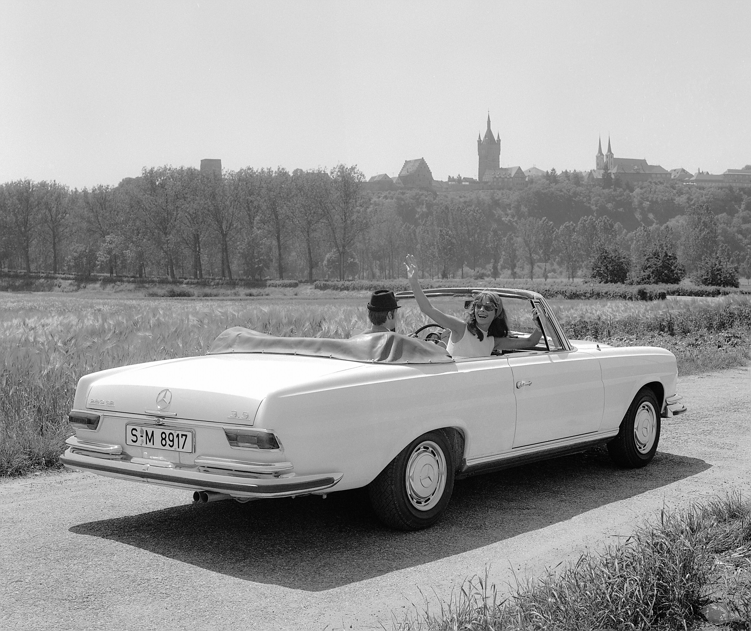 Mercedes-Benz 280 SE 3.5 Cabriolet (model series W 111) with the V8 M 116 engine. Photo from the premiere year in 1969, taken in front of the historic town of Bad Wimpfen. The cabriolet of the W 111/W 112 model series was built with a range of different engines from 1961 to 1971. (Photo signature in the Mercedes-Benz Classic archive: 69168-63)