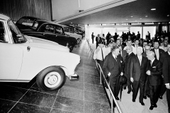 The Mercedes-Benz stand at the International Motor Show (IAA) in Frankfurt am Main, 21 September to 1 October 1961. Prof. Fritz Nallinger (right) guides German President Heinrich Lübke through the Mercedes-Benz exhibition hall. To the left of Lübke is Hermann Josef Abs from Deutsche Bank. (Photo signature in the Mercedes-Benz Classic archive: 1992M7898)
