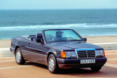 124 model series Mercedes-Benz 300 CE-24 Cabriolet. Exterior photo with open soft-top taken from the front right. (Photo signature in the Mercedes-Benz Classic archive: A91F1182)
